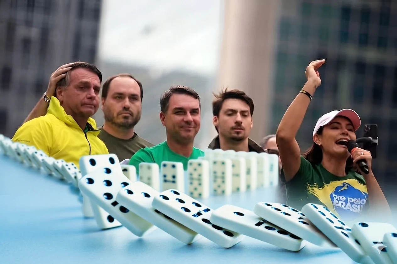 Dominó dos Bolsonaro