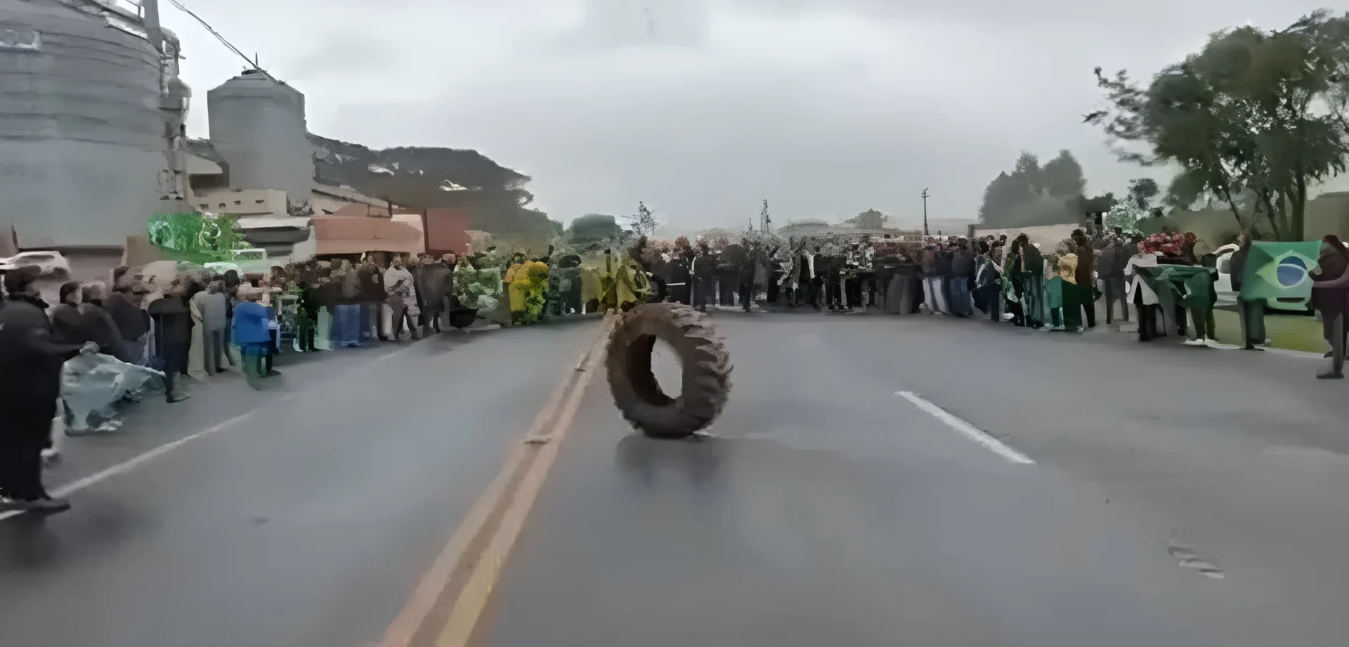 Bolsonaristas participam de ato em torno de pneu no Paraná em imagem usada para discutir grotesco político e comportamento coletivo