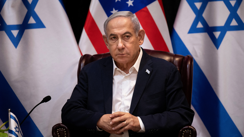 Benjamin Netanyahu aparece sentado diante de bandeiras de Israel durante debate sobre guerra, Irã e uso político da memória do Holocausto.