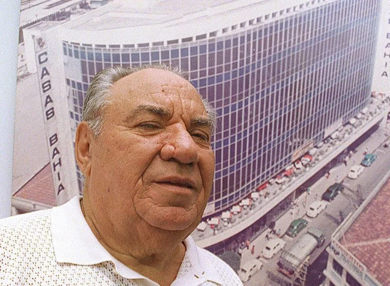 Samuel Klein posa diante de prédio das Casas Bahia em imagem relacionada às denúncias de aliciamento sexual envolvendo a família Klein. Samuel Klein posa diante de prédio das Casas Bahia em imagem relacionada às denúncias de aliciamento sexual envolvendo a família Klein.