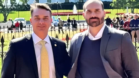 Viagens de irmãos Bolsonaro aos EUA podem ser classificadas como terrorismo