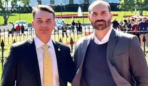 Viagens de irmãos Bolsonaro aos EUA podem ser classificadas como terrorismo