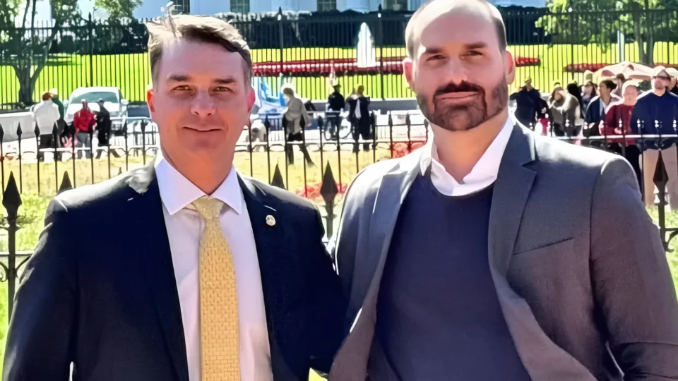 Viagens de irmãos Bolsonaro aos EUA podem ser classificadas como terrorismo