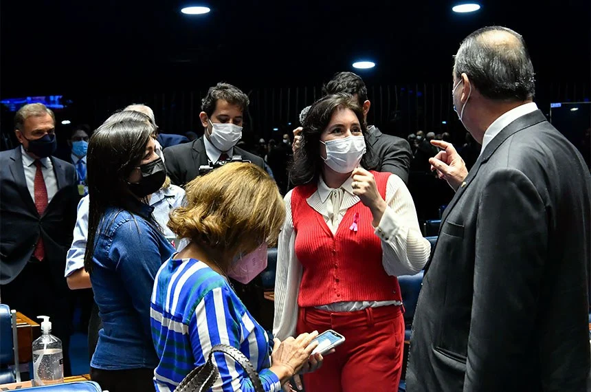Plenário do Senado durante a aprovação da Lei Mariana Ferrer, em outubro de 2021. A imagem, creditada a Waldemir Barreto/Ag. Senado, ilustra o avanço legislativo que busca proteger a integridade física e psicológica das vítimas, mas que, segundo o artigo, ainda não é uma realidade em todos os fóruns do país.