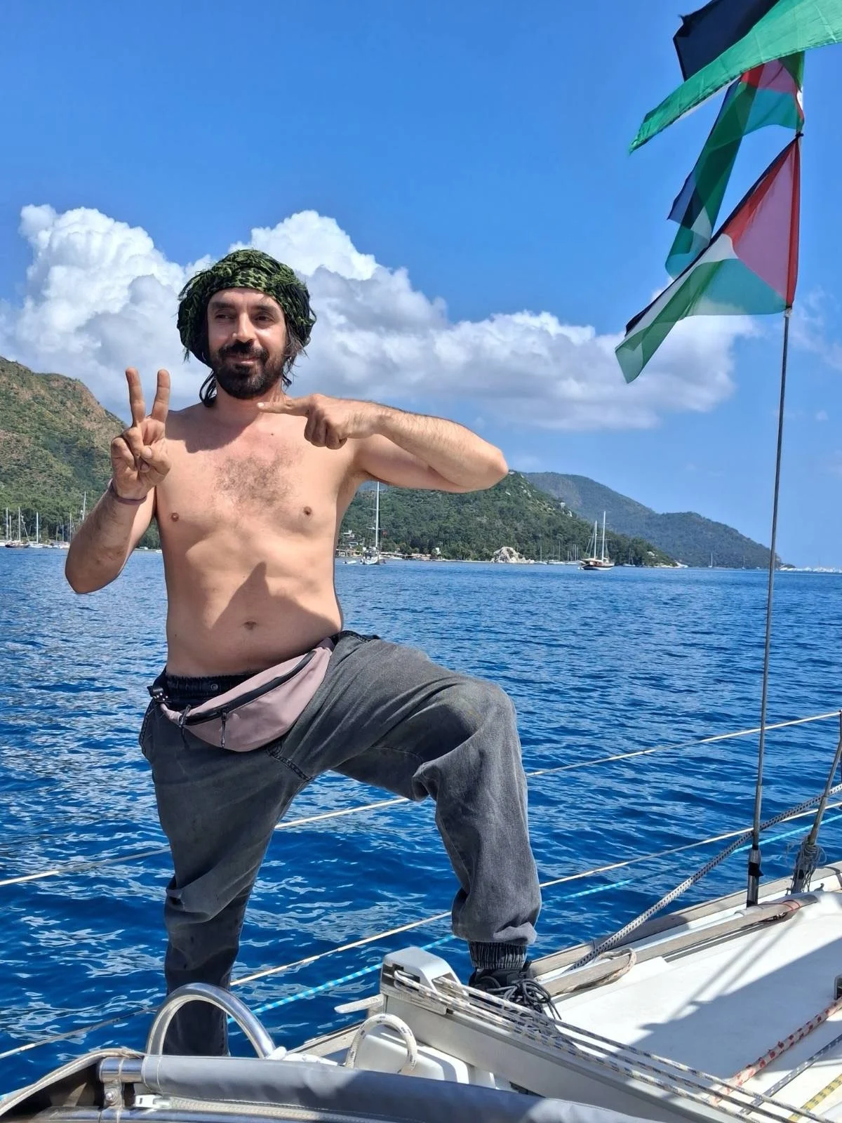 Médico brasileiro Cássio Pelegrini posa em embarcação utilizada na flotilha internacional de apoio humanitário a Gaza Médico brasileiro Cássio Pelegrini posa em embarcação utilizada na flotilha internacional de apoio humanitário a Gaza