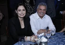 Michelle Bolsonaro sentada à mesa com Alberto Fraga durante evento político que reuniu lideranças do PL no Distrito Federal.