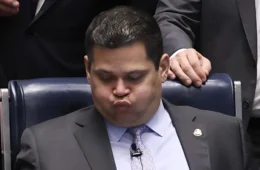 O senador-bomba e a bola da vez