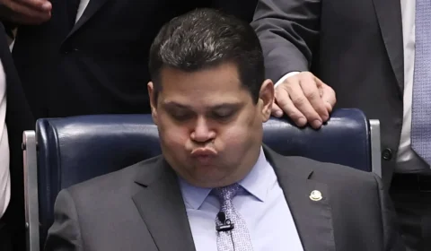 O senador-bomba e a bola da vez