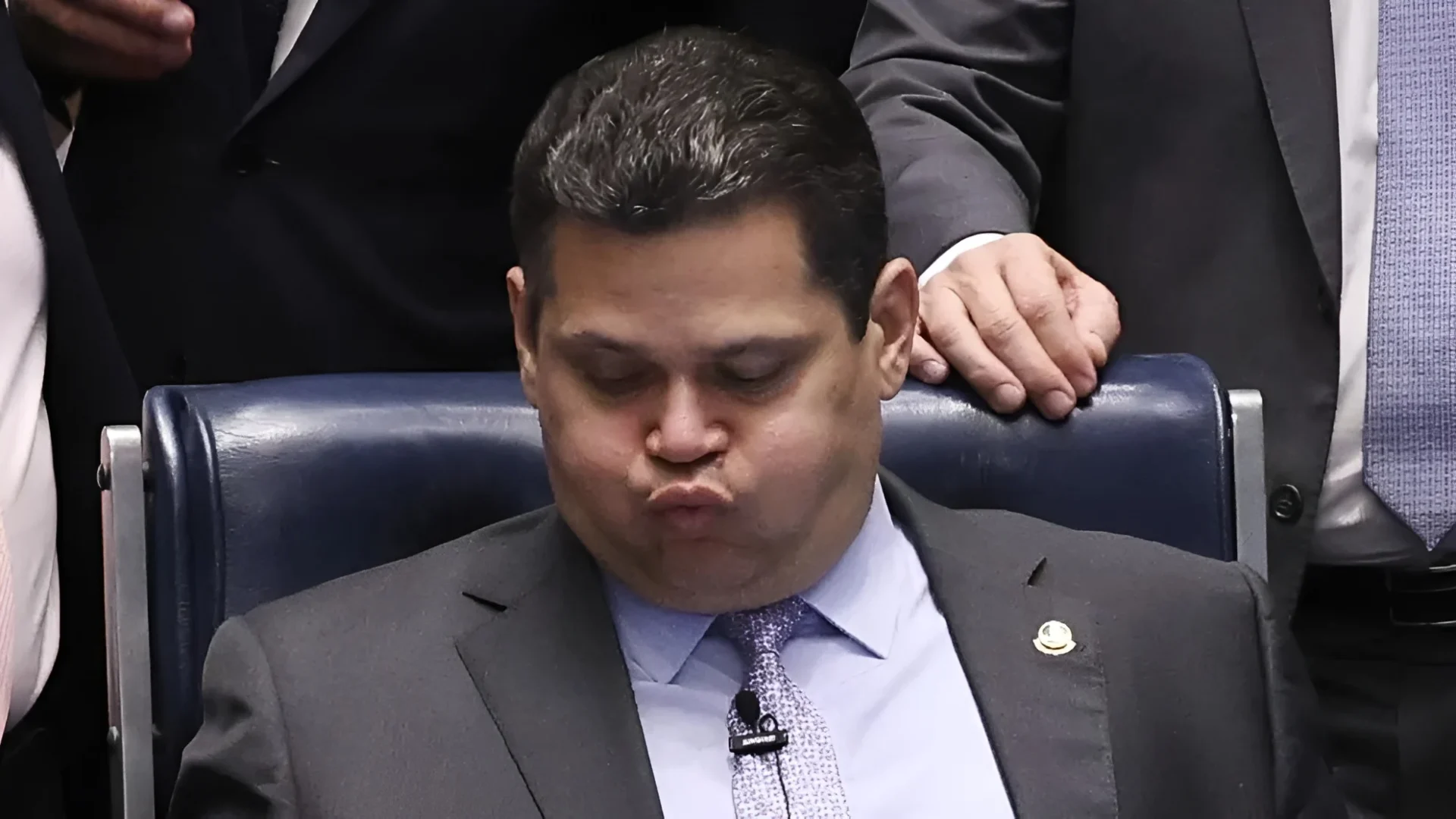 O senador-bomba e a bola da vez