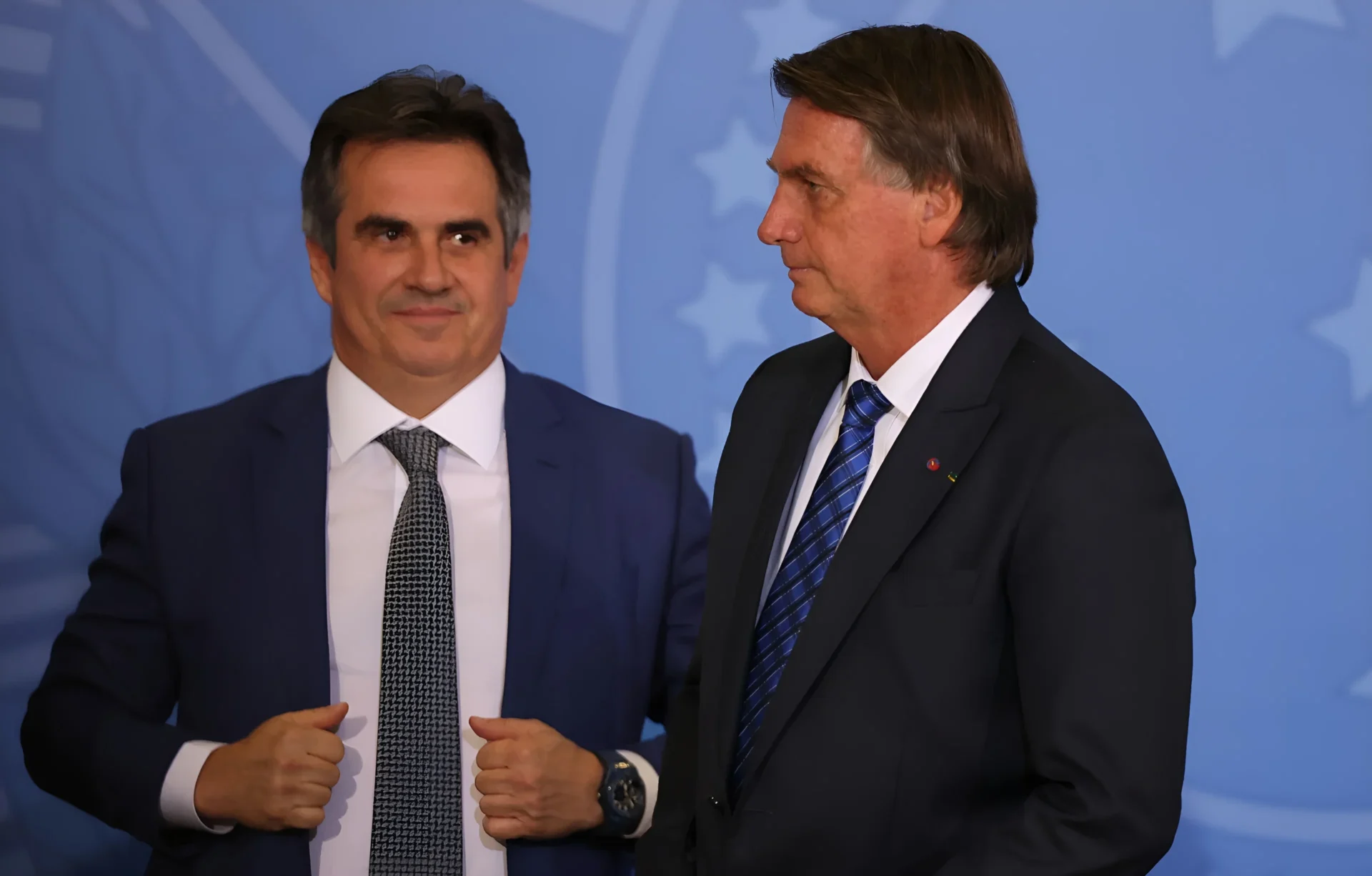 Ciro Nogueira ao lado de Jair Bolsonaro em evento oficial. O senador é apontado no artigo como outra figura do entorno do caso Banco Master que estaria, segundo fontes do Congresso, além do ponto de não retorno nas investigações da Polícia Federal.