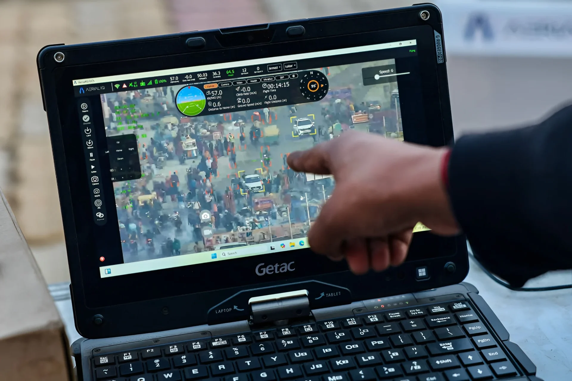 Tela militar exibe monitoramento de alvos em área urbana por sistema apoiado por inteligência artificial. Tela militar exibe monitoramento de alvos em área urbana por sistema apoiado por inteligência artificial.