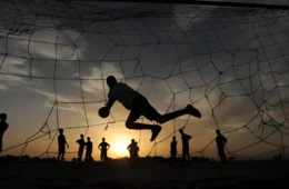 Como o capitalismo sequestrou a Copa e o sonho de uma criança