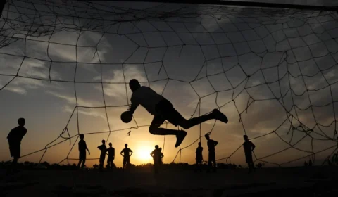 Como o capitalismo sequestrou a Copa e o sonho de uma criança