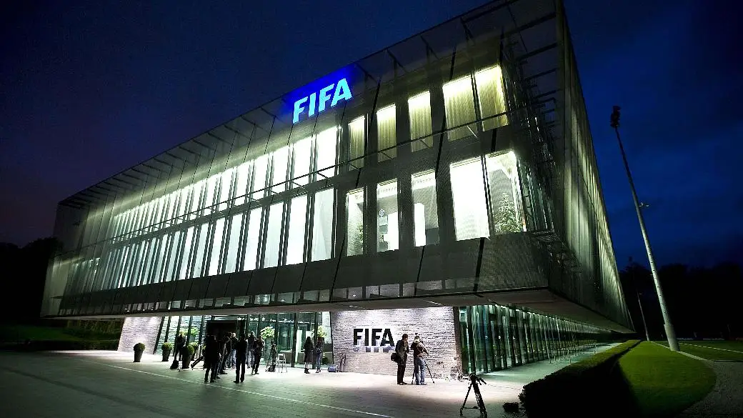 Fachada da sede da FIFA em Zurique, edifício que abriga a principal entidade do futebol mundial. A imagem reforça o debate sobre governança, poder econômico no futebol e a influência da FIFA nas decisões que moldam a Copa do Mundo e o mercado esportivo global.