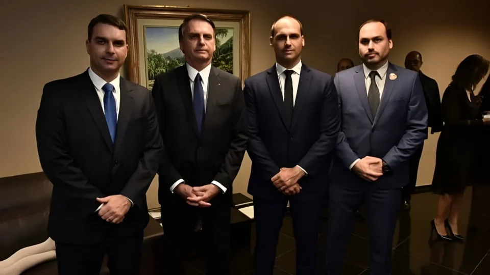 Acima de tudo pelo clã Bolsonaro