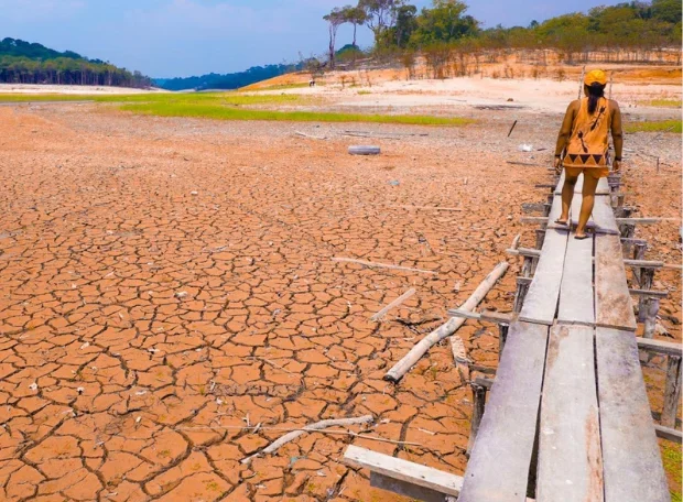 Leito de rio completamente seco na Amazônia evidencia os efeitos de secas extremas agravadas pelas mudanças climáticas.