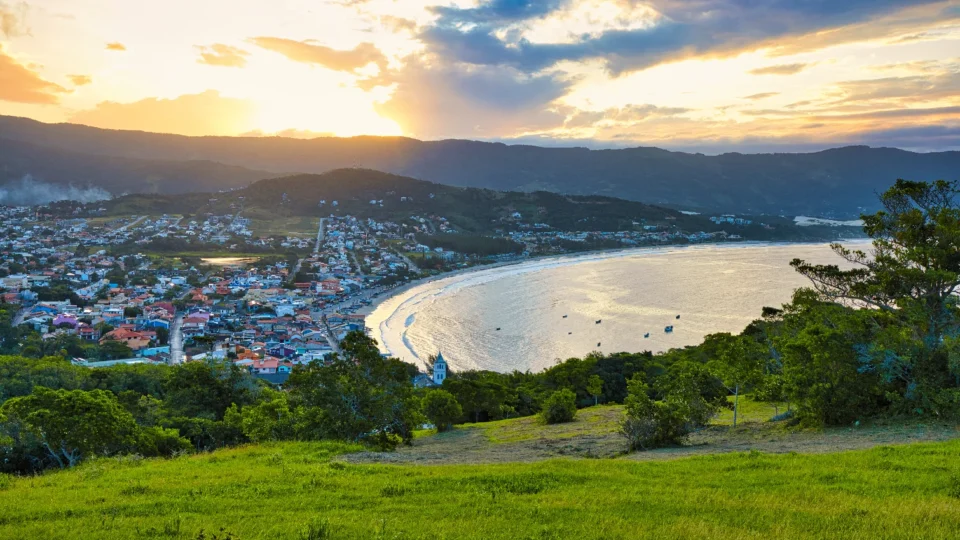 Paisagem exuberante em SC revela padrão suspeito de repasses para projetos de asfalto