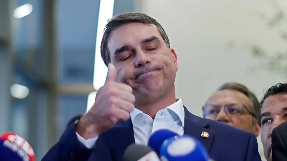 Crônica de uma ruína anunciada: o colapso de Flávio Bolsonaro e um dilema da direita