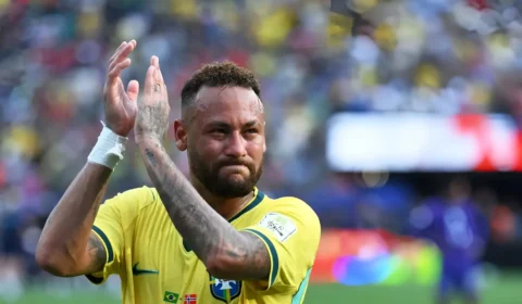 Brasileiros imploram para Neymar não se aposentar com medo de ele virar senador