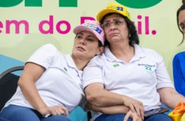 Flagramos Damares e Michelle pulando o cercadinho bolsonarista