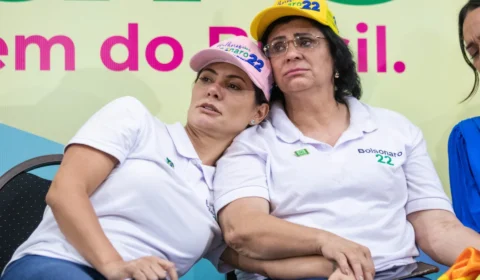 Flagramos Damares e Michelle pulando o cercadinho bolsonarista