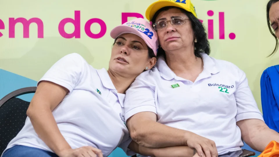 Flagramos Damares e Michelle pulando o cercadinho bolsonarista