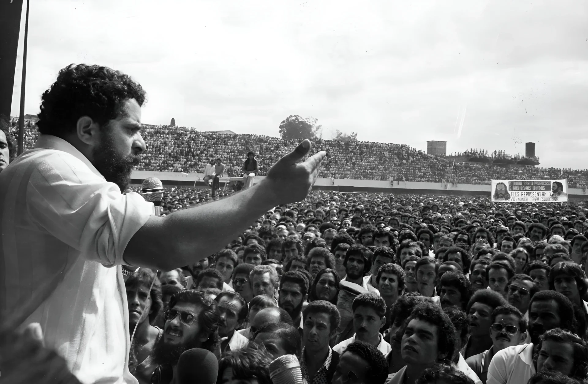 Luiz Inácio Lula da Silva discursando para multidão no estádio de Vila Euclides em 1979.