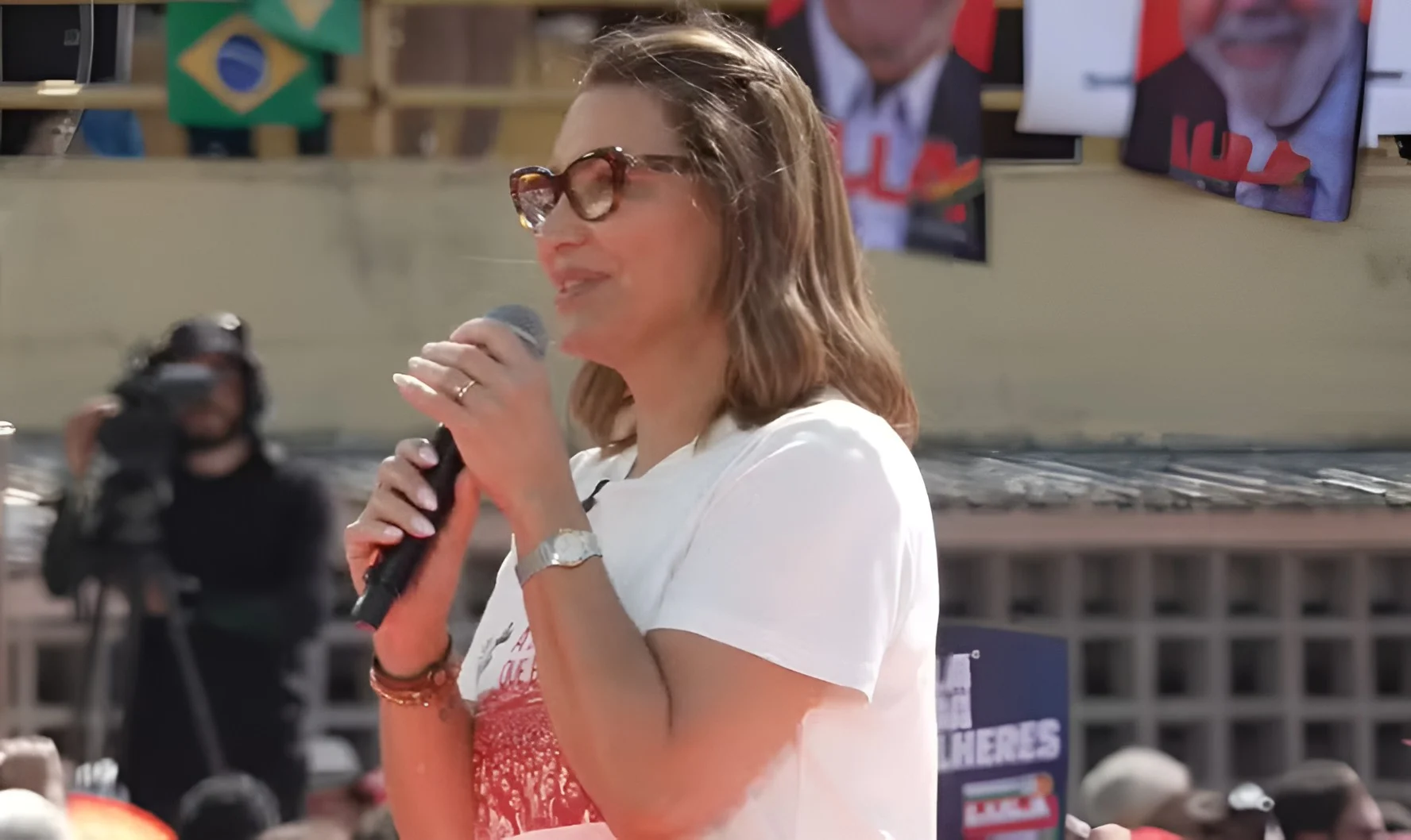 Janja discursando em ato de campanha política diante de apoiadores.