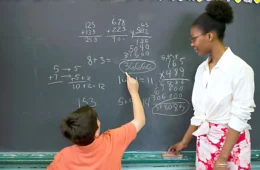 Sem salário digno para professores, promessas de candidatos não passam de propaganda vazia