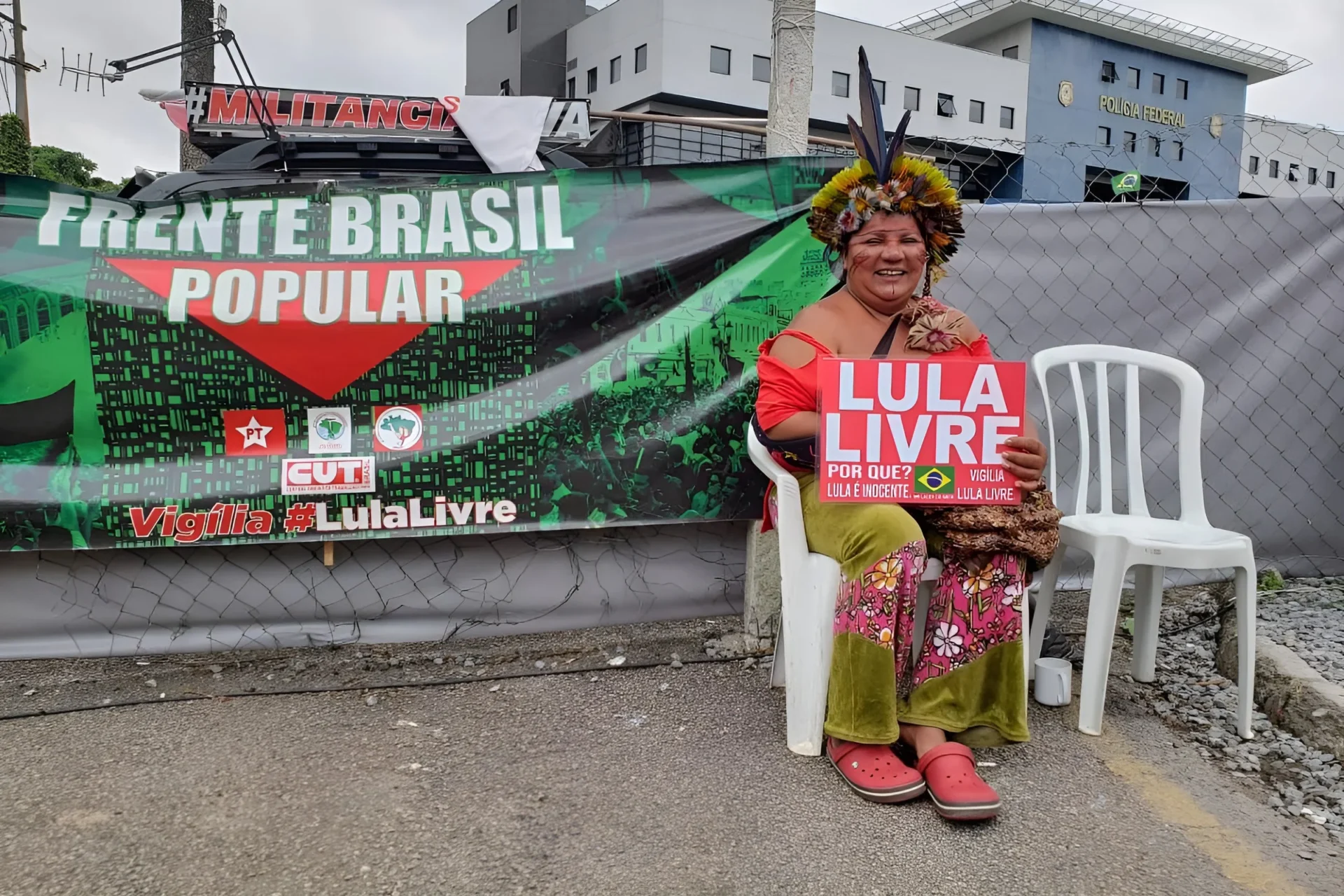 Lula preso índia pataxó Maria Flor Guerreira na vigília foto Katna Baran Folhapress (1)