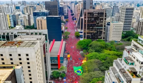 Às ruas, às redes, à virada