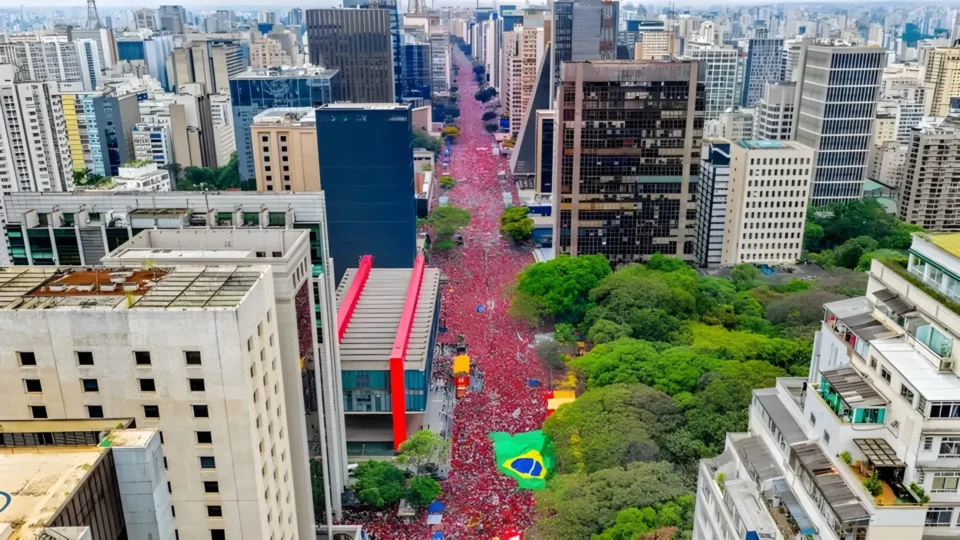 Às ruas, às redes, à virada